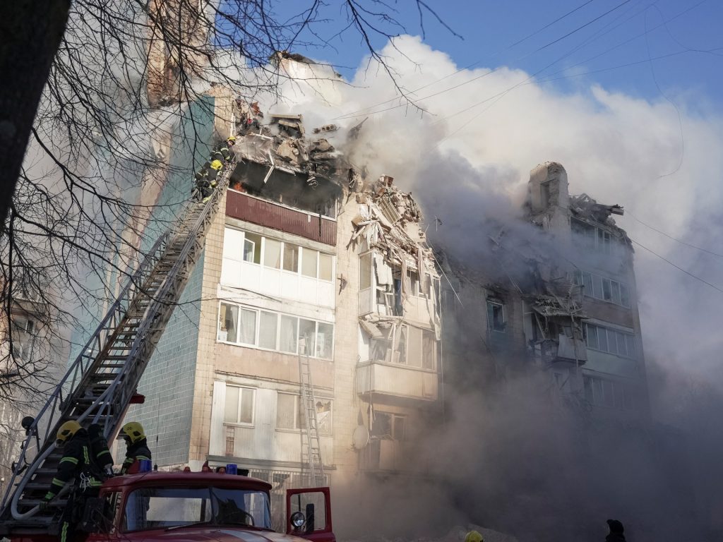 Almeno 25 persone sono morte negli attacchi russi a Ternopil, in Ucraina, devastata dalla guerra