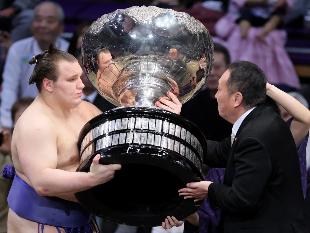 Il rifugiato di guerra Aonishiki diventa il primo ucraino a vincere il massimo campionato di sumo