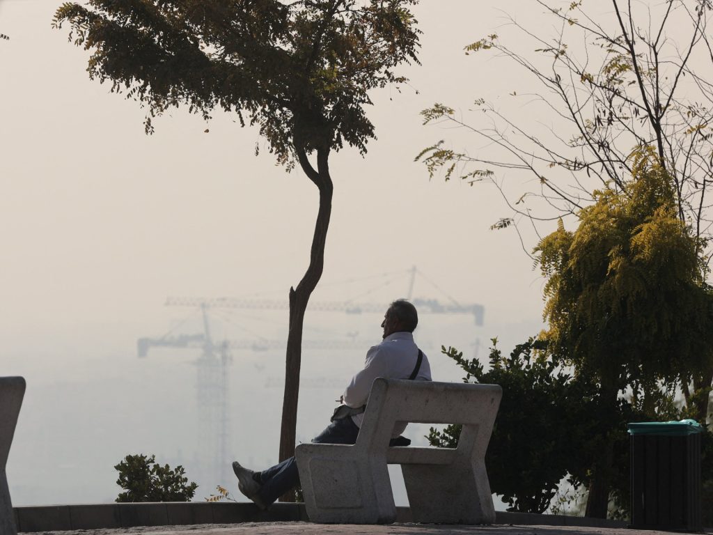 Teheran è avvolta in uno spesso smog mentre l’Iran brucia combustibile sporco in mezzo alla crisi energetica