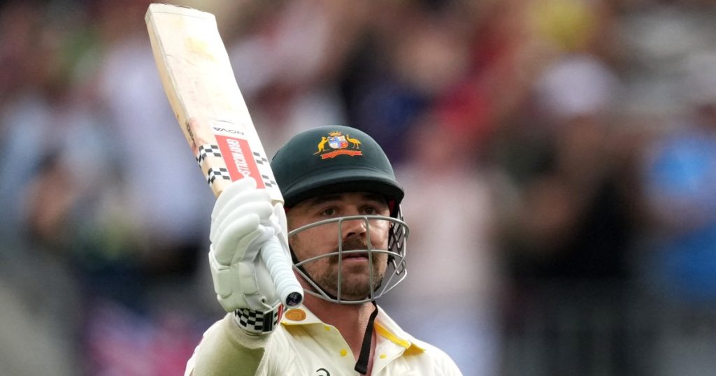 Travis Head segna il secolo mentre l'Australia sconfigge l'Inghilterra nel Perth Test