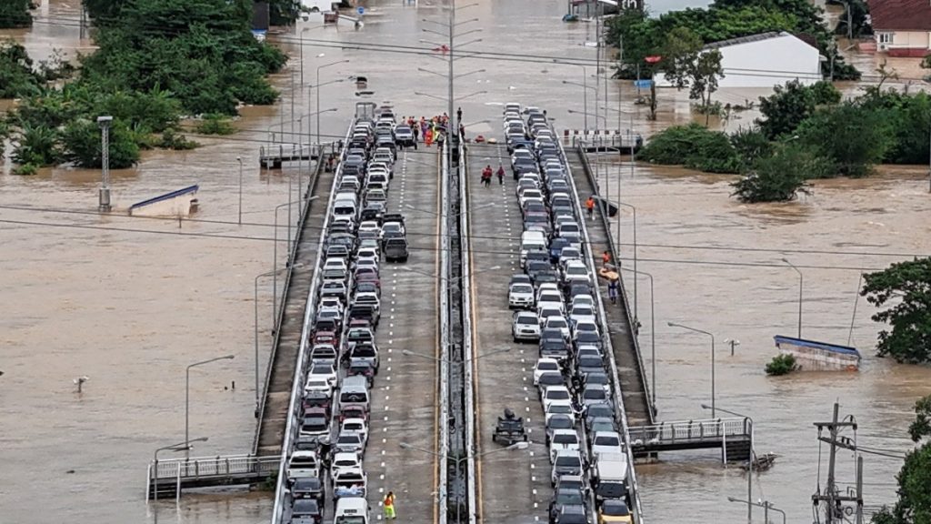 Le inondazioni nel sud della Thailandia uccidono 33 persone e lasciano migliaia di persone bloccate