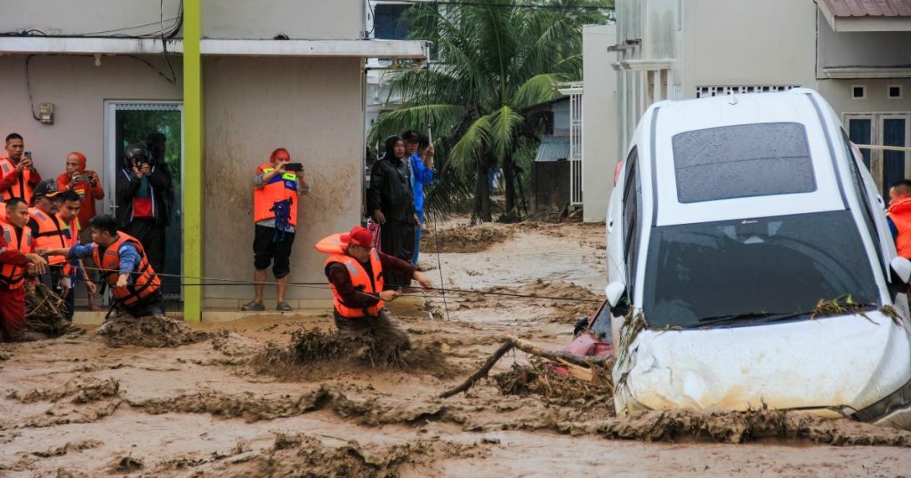 L’Indonesia si affretta a evacuare i residenti di Sumatra mentre le vittime delle inondazioni salgono a 34