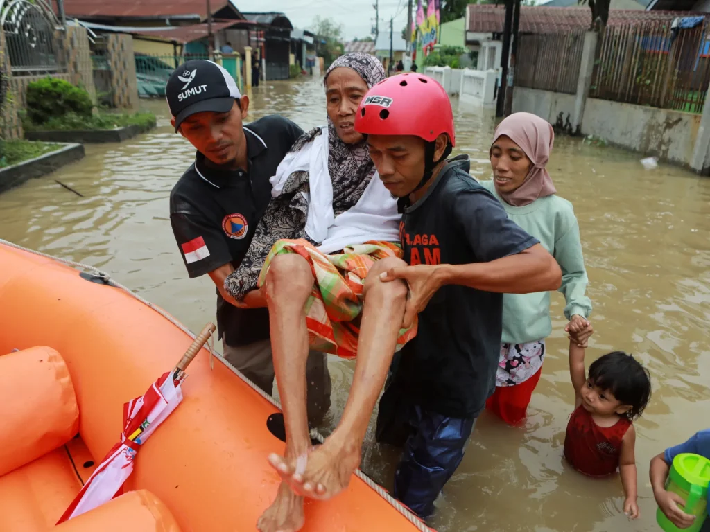 Le vittime delle inondazioni salgono a 174 in Indonesia, con un'impennata nel sud-est asiatico