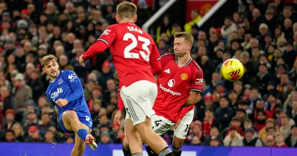 L'Everton ha battuto il Man Utd nonostante Gueye abbia visto il rosso per aver schiaffeggiato il compagno di squadra