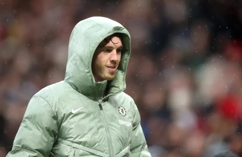 Cole Palmer reagisce.