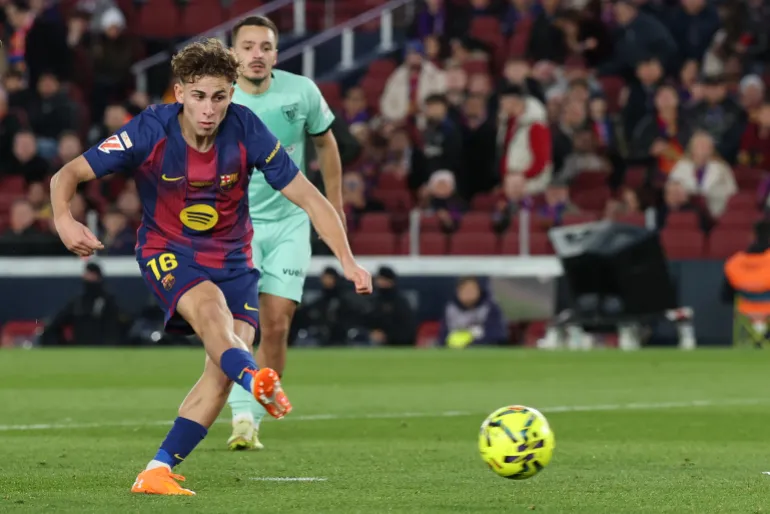 Il centrocampista spagnolo del Barcellona #16 Fermin Lopez segna il terzo gol della sua squadra durante la partita di calcio del campionato spagnolo tra l'FC Barcelona e l'Athletic Club Bilbao allo stadio Camp Nou di Barcellona il 22 novembre 2025. (Foto di Lluis GENE / AFP)