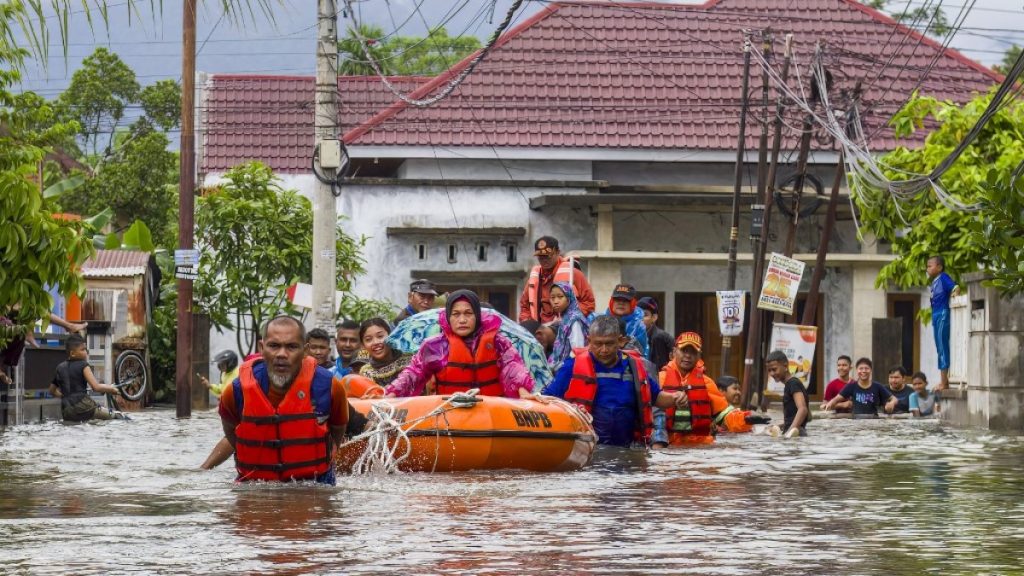 Almeno 17 persone uccise in Indonesia inondazioni e frane