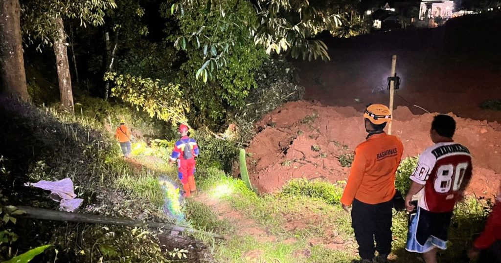Almeno 2 morti e 21 dispersi a causa delle frane sull'isola indonesiana di Giava