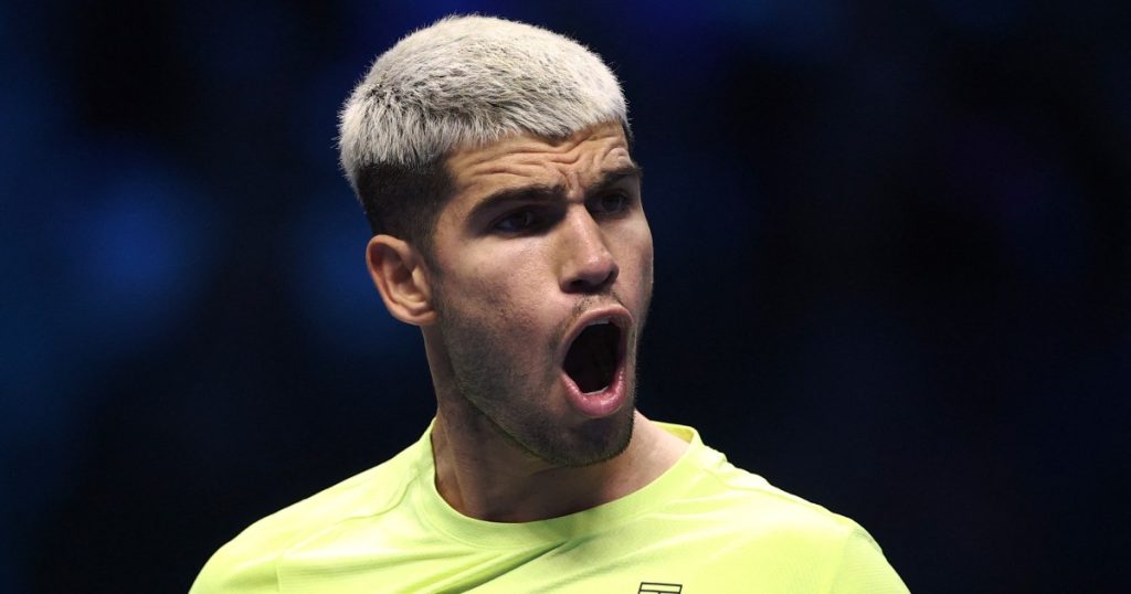 Carlos Alcaraz si mobilita per sconfiggere Taylor Fritz alle ATP Finals di Torino
