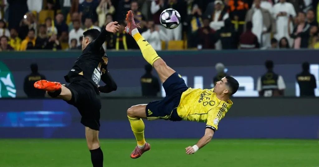 Cristiano Ronaldo segna una splendida rovesciata nella vittoria dell'Al Nassr