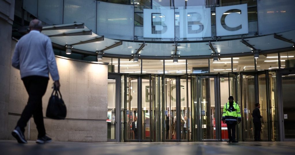 "Dobbiamo combattere": il capo uscente della BBC raduna il personale tra le minacce di Trump
