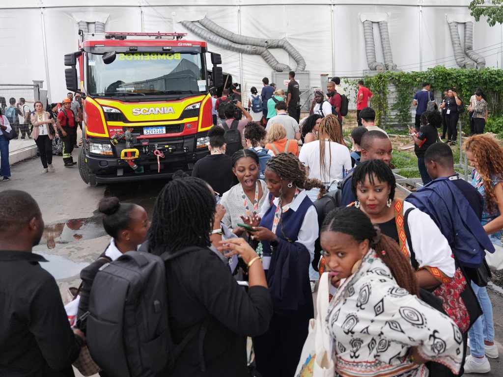 I partecipanti alla COP30 in Brasile sono costretti a evacuare il padiglione a seguito di un incendio