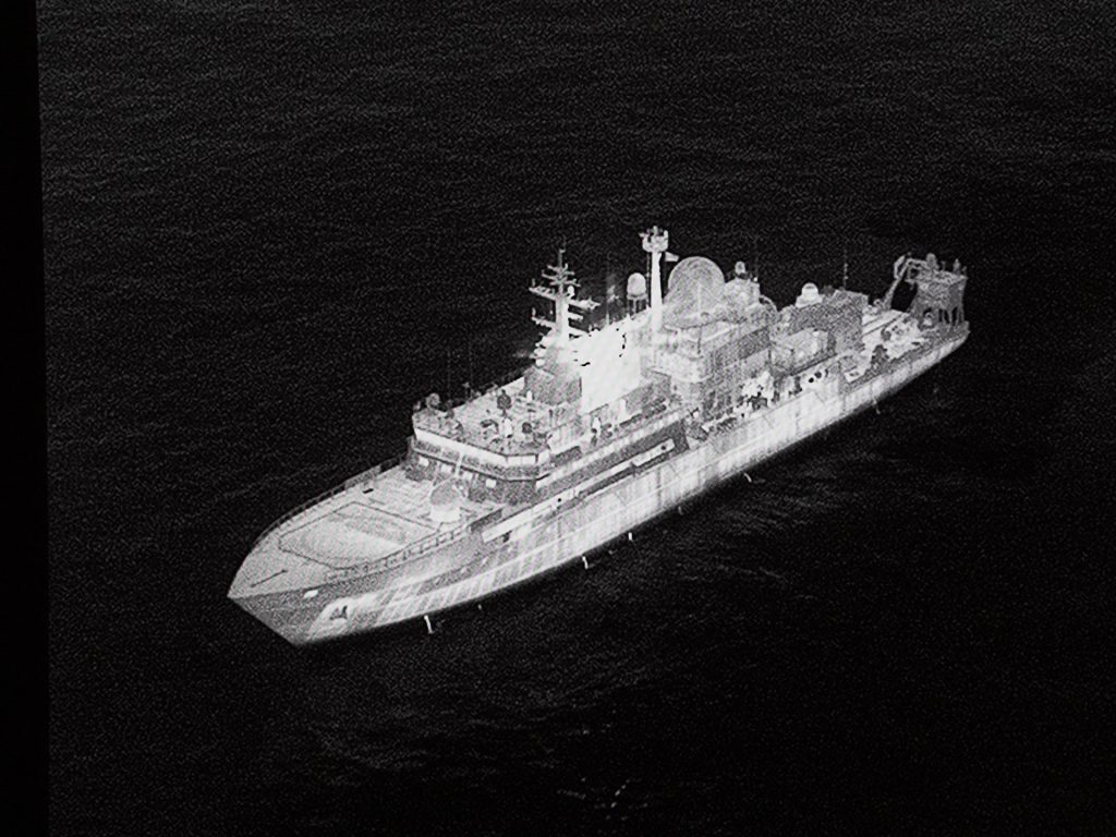 Il Regno Unito accusa la nave spia russa di puntare i laser contro i piloti che osservano la nave