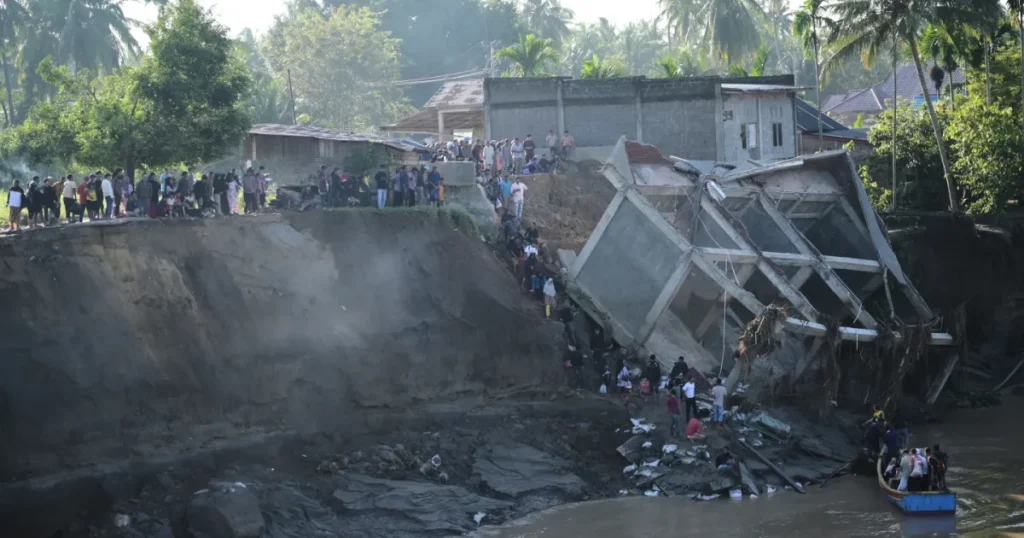 Il bilancio delle vittime in Indonesia sale a 303 dopo la catastrofica inondazione a Sumatra