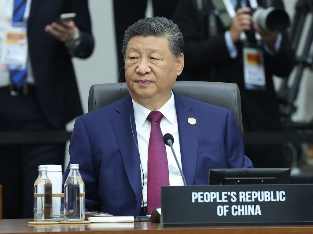 Il cinese Xi è al centro dell'APEC, incontra i leader mentre Trump snobba il forum