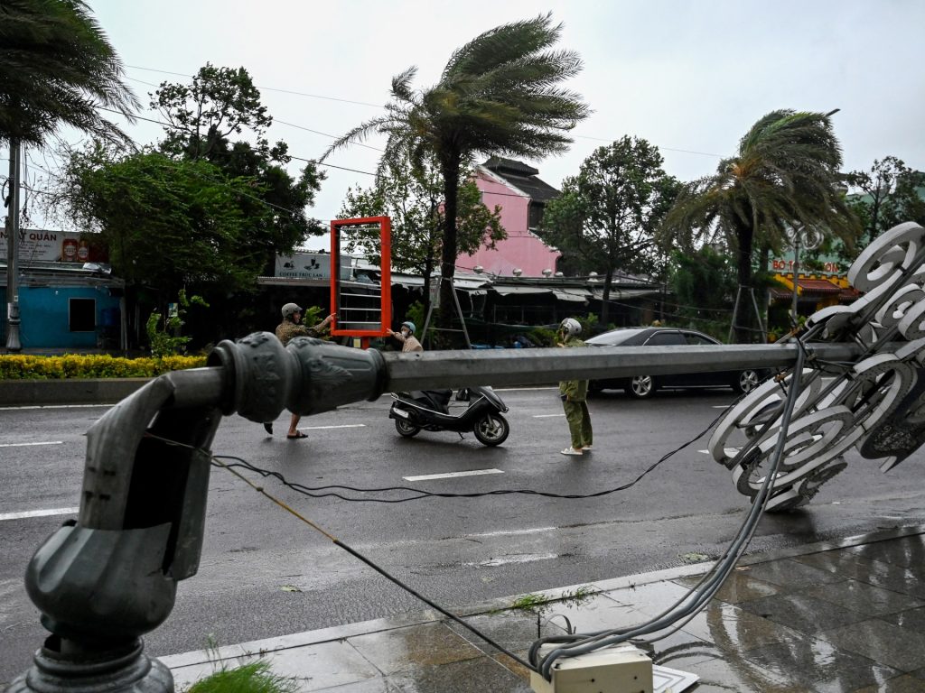 Il tifone Kalmaegi si abbatte sul Vietnam dopo aver ucciso 142 persone nelle Filippine
