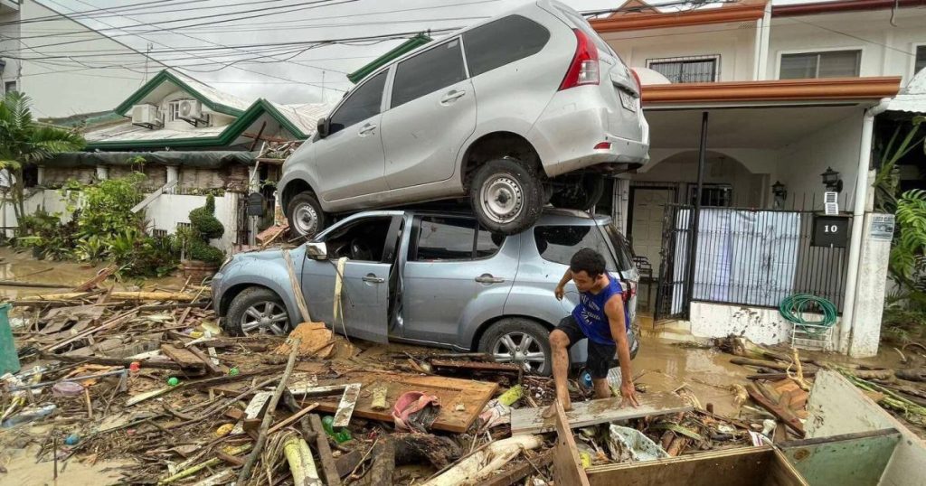 Il tifone Kalmaegi uccide due persone mentre si abbatte sulle Filippine | Notizie meteorologiche
