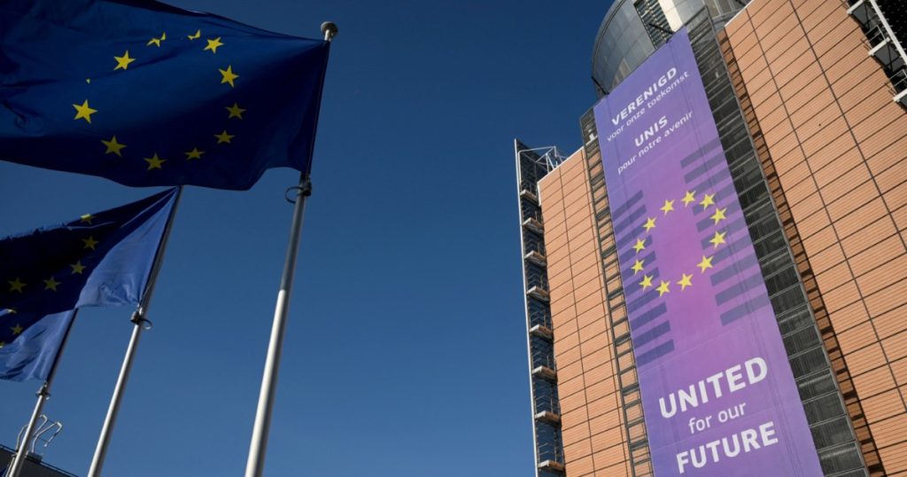 L’UE si muove per allentare le norme sull’intelligenza artificiale e sulla privacy nonostante le pressioni di Big Tech e Trump