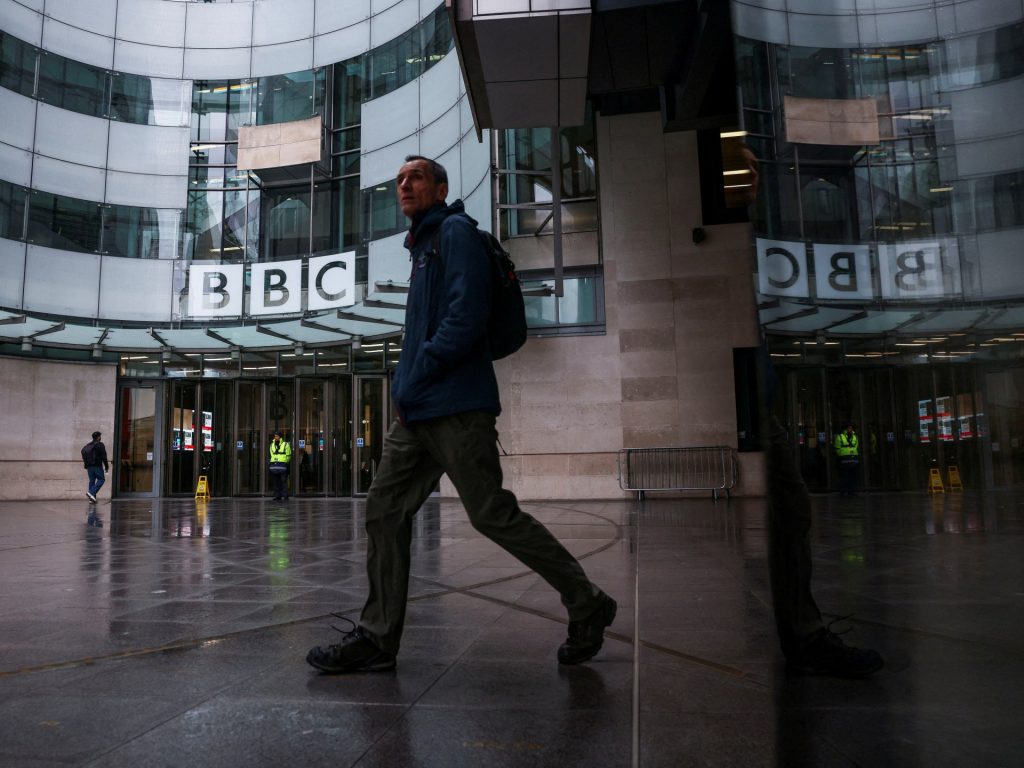 La BBC si scusa con Trump per il documentario e respinge l'accusa di diffamazione