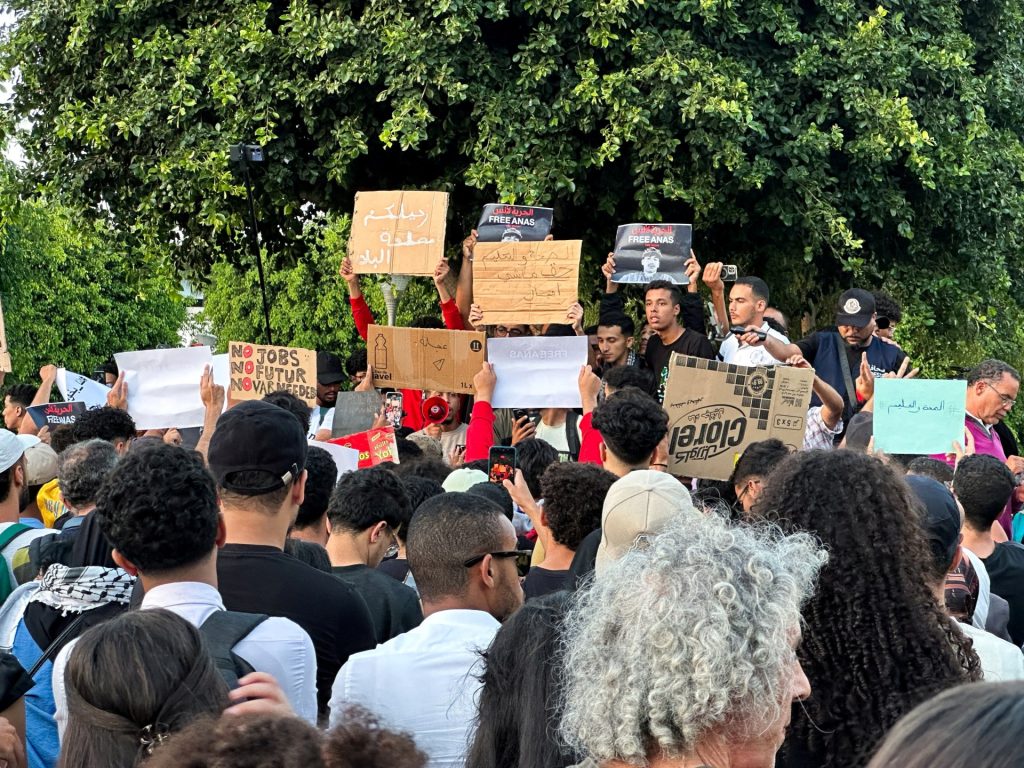 La Gen Z chiede scuole e ospedali, non superyacht ed elicotteri