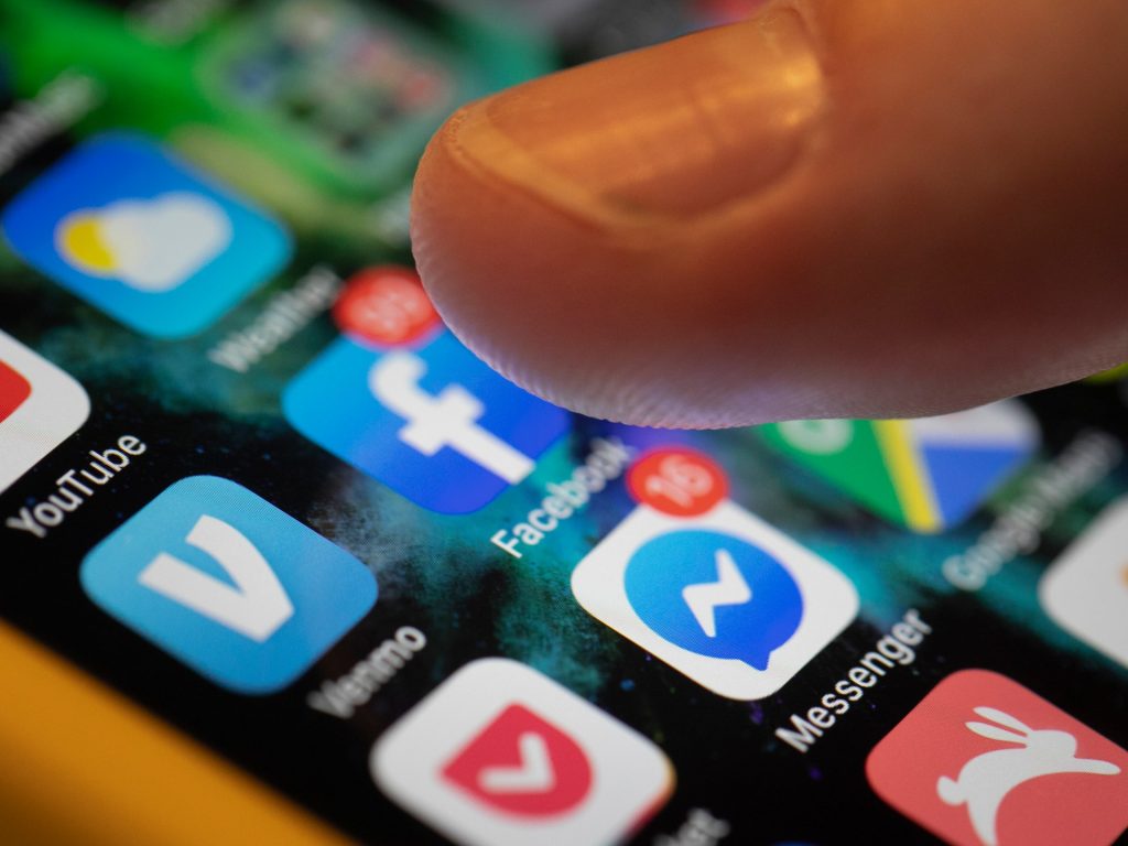 La Malesia vieta i social media ai minori di 16 anni a partire dal prossimo anno