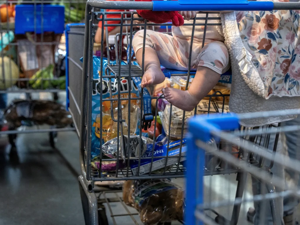 La fiducia dei consumatori americani crolla ai livelli più bassi da aprile