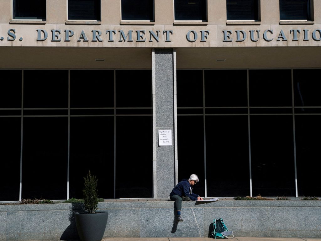 L’amministrazione Trump stabilisce regole per impedire ai gruppi a cui si oppone di beneficiare della riduzione dei prestiti