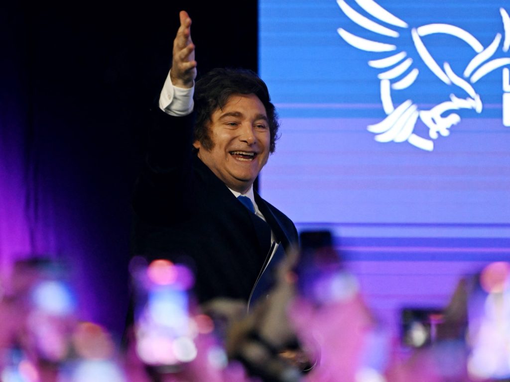 Le attività argentine acclamano la vittoria elettorale del partito Milei con un massiccio raduno