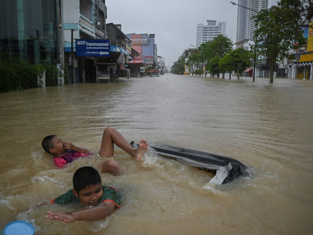Le inondazioni uccidono dozzine e migliaia di persone sfollano nel sud della Thailandia | Notizie sulle inondazioni