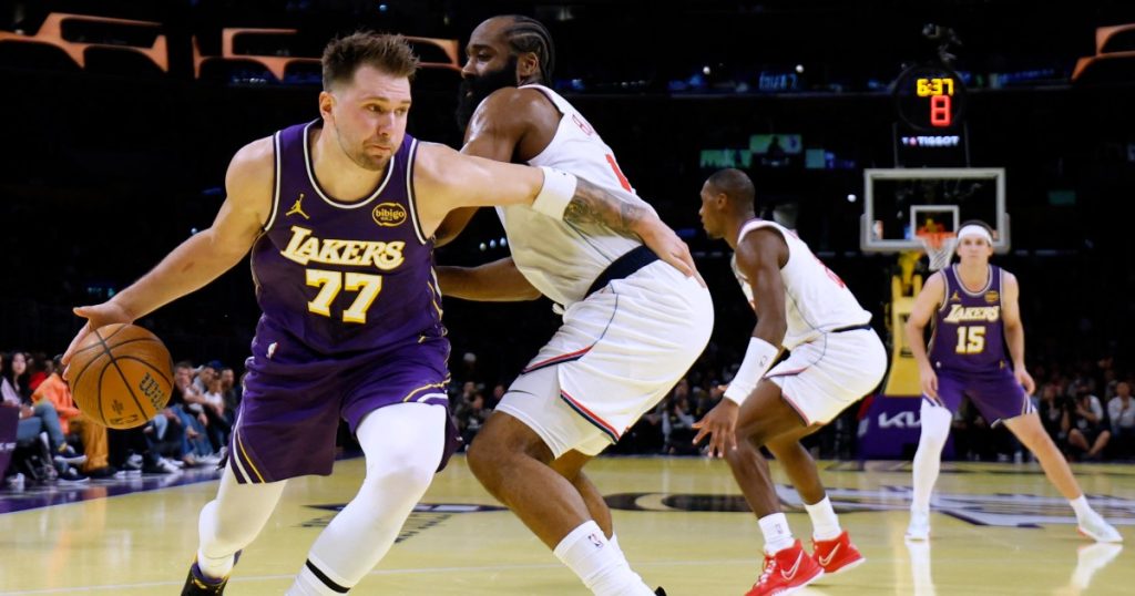 Luka Doncic segna 43 gol mentre i Lakers sconfiggono i Clippers in Coppa NBA