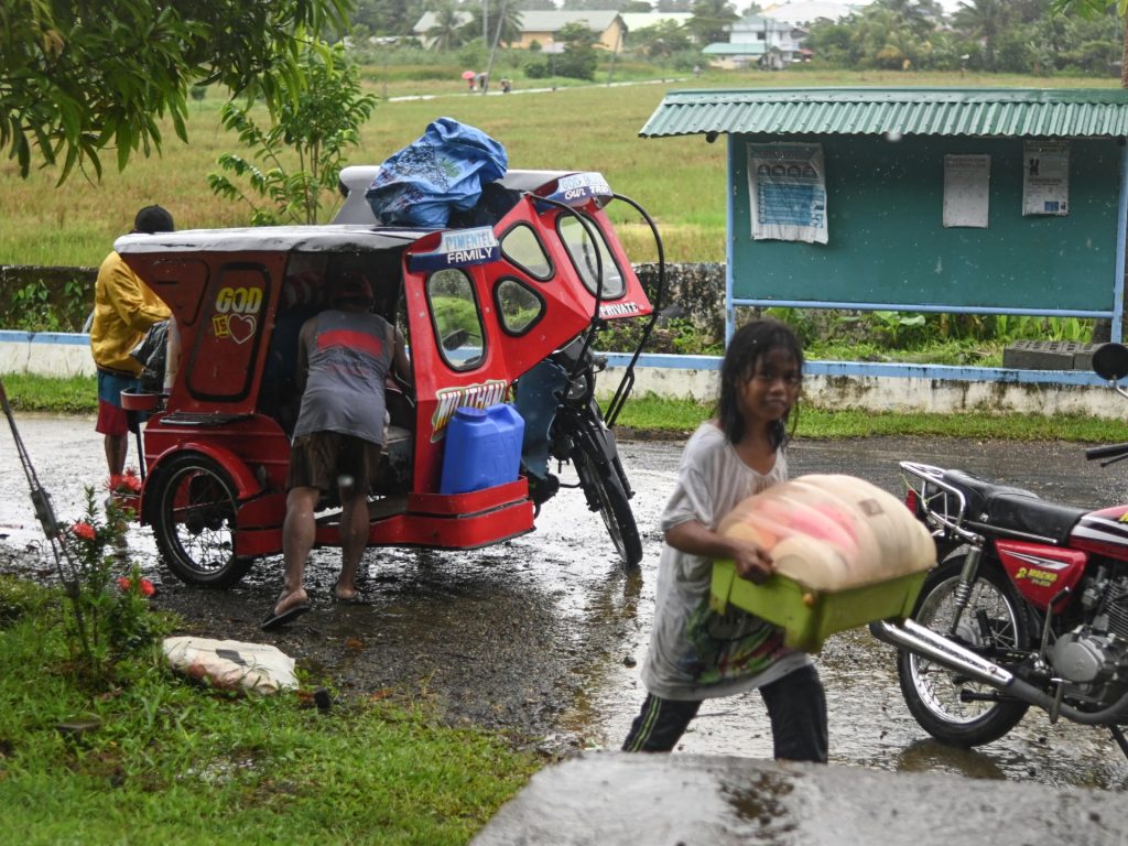 Migliaia di persone sono state evacuate mentre il tifone Kalmaegi si avvicinava alle Filippine