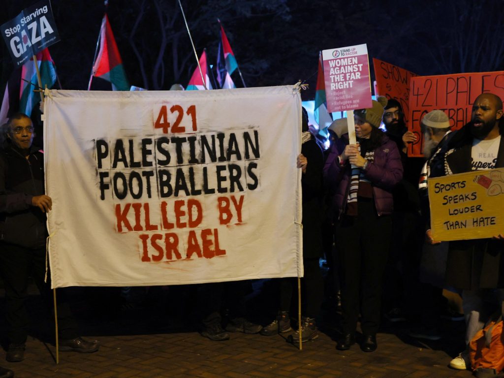 Più di 70 atleti chiedono alla UEFA di bandire Israele per violazioni dei diritti