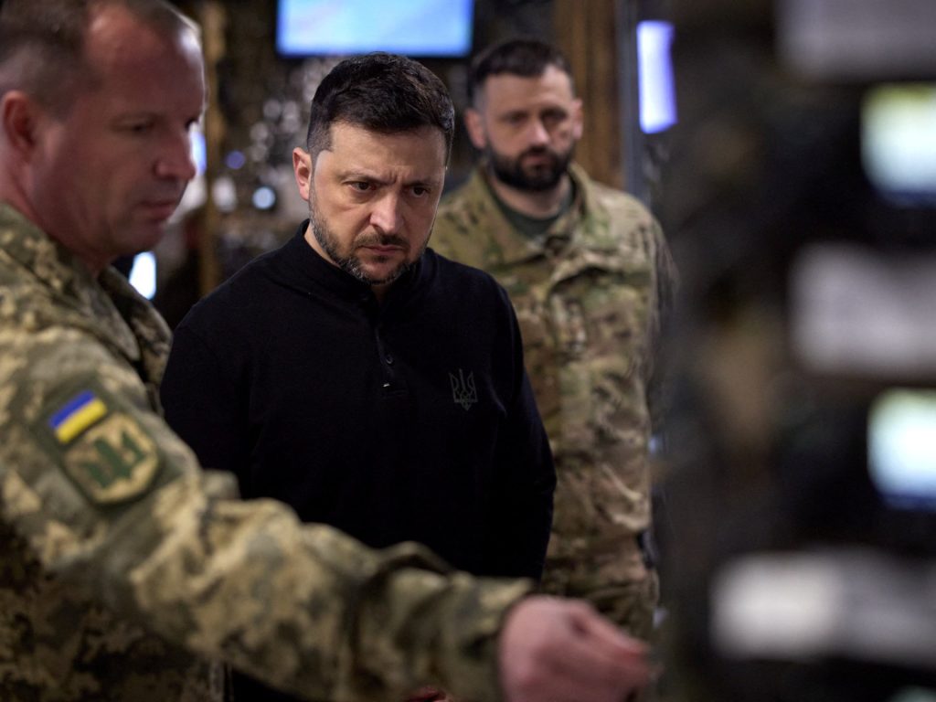 Zelenskyj incontra le truppe in prima linea mentre Russia e Ucraina combattono in aree chiave