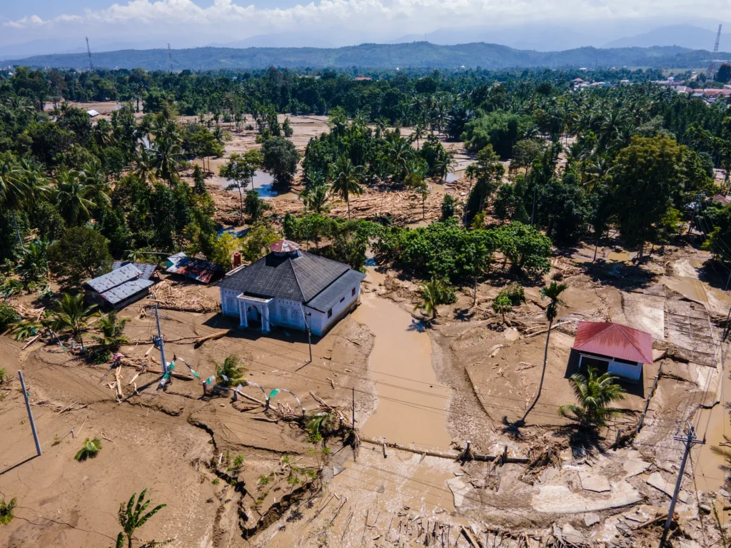Il bilancio delle vittime delle inondazioni in Indonesia sale a 442 mentre le persone cercano cibo e acqua