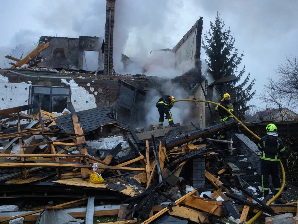 L'attacco russo all'Ucraina uccide sei persone mentre gli inviati di Kiev si recano negli Stati Uniti per i colloqui