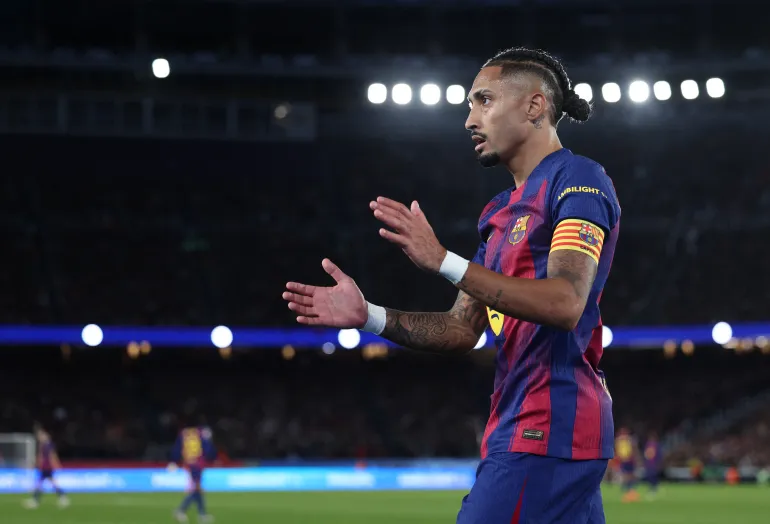 L'attaccante brasiliano n. 11 del Barcellona Raphinha applaude mentre lascia il campo per essere sostituito durante la partita di calcio del campionato spagnolo tra FC Barcelona e Deportivo Alaves allo stadio Camp Nou di Barcellona il 29 novembre 2025. (Foto di Josep LAGO / AFP)