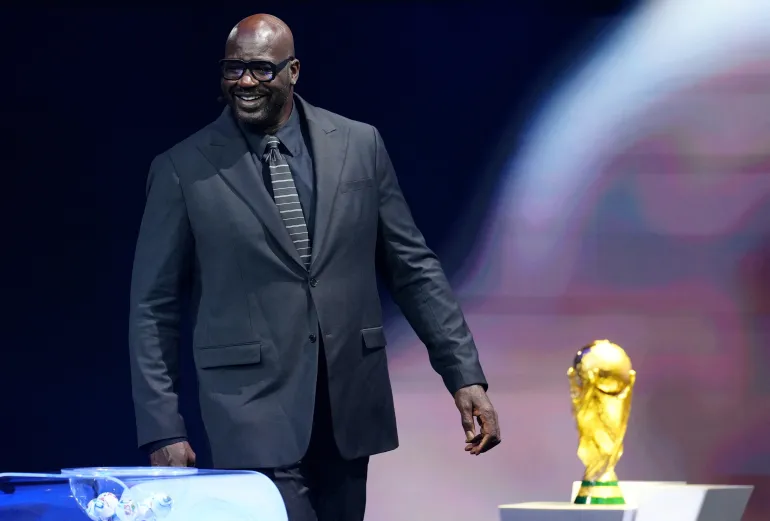 Calcio Calcio - Coppa del mondo FIFA 2026 - Sorteggio Coppa del mondo FIFA 2026 - John F. Kennedy Center for the Performing Arts, Washington, DC, USA - 5 dicembre 2025 Disegna l'assistente Shaquille o'Neal con il trofeo della Coppa del mondo durante il pool di sorteggio della Coppa del mondo FIFA 2026 via REUTERS/Jia Haocheng