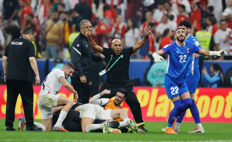 Ikram Rami Hamadeh della Palestina festeggia con i compagni di squadra dopo la partita