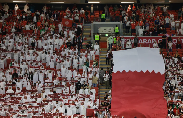 Calcio Calcio - Coppa Araba FIFA - Qatar 2025 - Gruppo A - Qatar v Tunisia - Stadio al Bayt, al Khor, Qatar - 7 dicembre 2025 tifosi del Qatar con uno striscione gigante all'interno dello stadio prima della partita REUTERS/Thaier al-Sudani