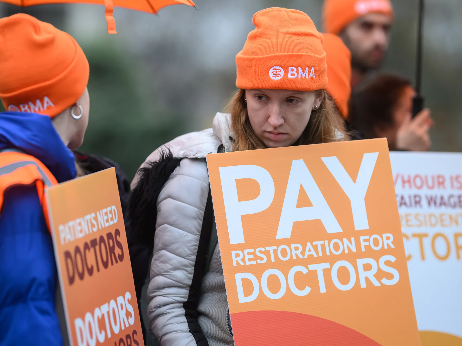 I medici residenti in Inghilterra scioperano per cinque giorni