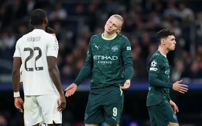 MADRID, SPAGNA - 10 DICEMBRE: Erling Haaland del Manchester City reagisce durante la partita MD6 della fase di lega della UEFA Champions League 2025/26 tra il Real Madrid CF e il Manchester City all'Estadio Santiago Bernabeu il 10 dicembre 2025 a Madrid, Spagna. (Foto di Aitor Alcalde/Getty Images)