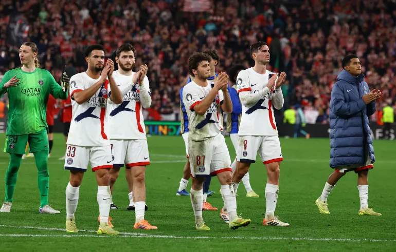 Warren Zaire-Emery, Khvicha Kvaratskhelia, Joao Neves e Fabian Ruiz di Paris St Germain applaudono i tifosi dopo la partita