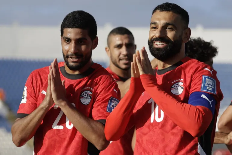 L'attaccante n. 20 dell'Egitto Ibrahim Adel festeggia con l'attaccante n. 10 Mohamed Salah.