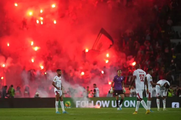 I giocatori del Wydad reagiscono dopo che Mohamed Abdelmonem dell'Al Ahly ha segnato il primo gol della sua squadra durante la partita di calcio della finale della CAF Champions League tra il Wydad Athletic Club del Marocco e l'Al Ahly SC dell'Egitto, allo stadio Mohammed V, a Casablanca, in Marocco, domenica 11 giugno 2023. (AP Photo/Mosa'ab Elshamy)