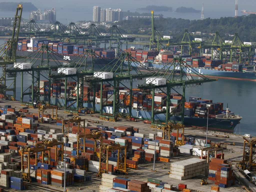 Petroliere canaglia al largo di Singapore: cosa sono le flotte ombra e chi le usa?