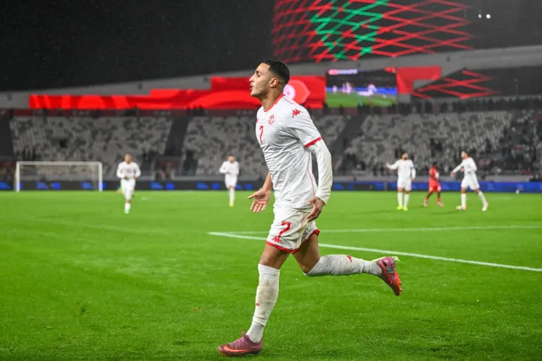 L'attaccante tunisino n. 07 Elias Achouri celebra il suo gol durante la partita di calcio del Gruppo C della Coppa d'Africa (CAN) tra Tunisia e Uganda