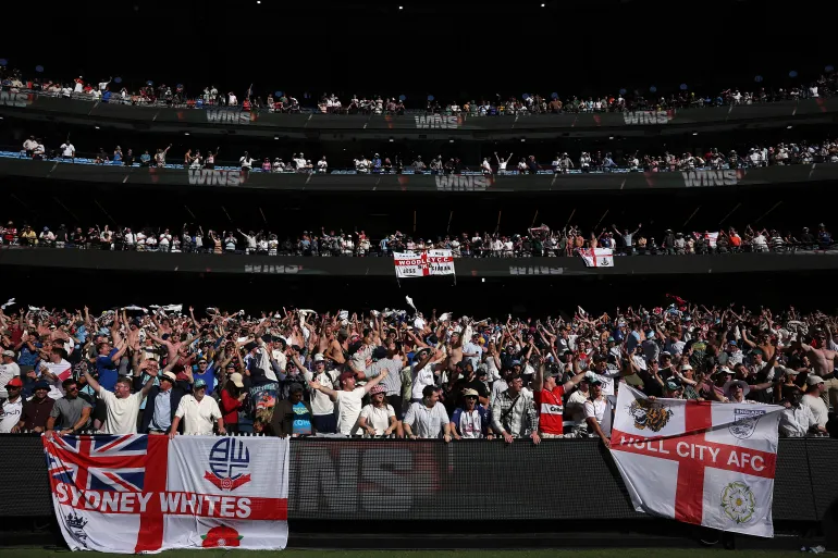 Reagiscono i tifosi inglesi di cricket.