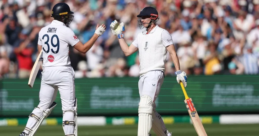 L'Inghilterra vince il caotico quarto Ashes Test contro l'Australia a Melbourne