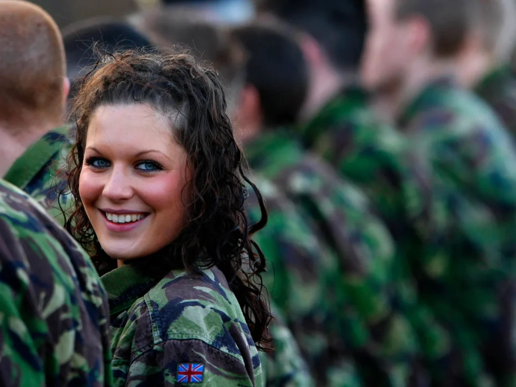 Ai giovani del Regno Unito verrà offerto un “anno sabbatico” militare nel tentativo di rafforzare la difesa: rapporto