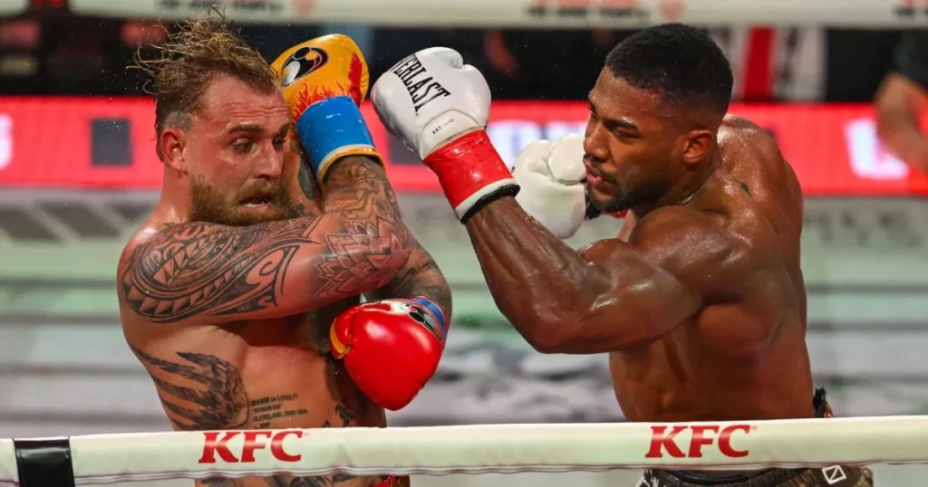 Anthony Joshua mette KO Jake Paul nel sesto round dell'incontro dei pesi massimi